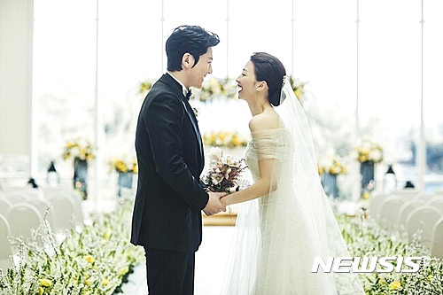 【서울=뉴시스】류수영·박하선 웨딩사진(제공=플라이업 엔터테인먼트)