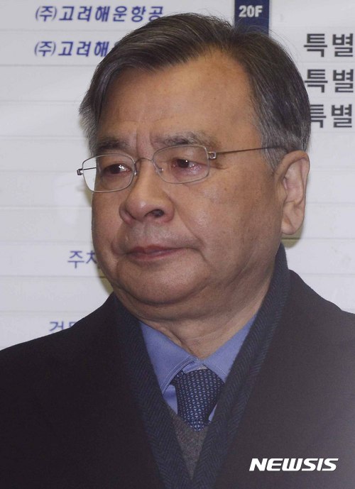 【서울=뉴시스】전신 기자 = 최순실 국정농단 사건을 수사 중인 박영수 특별검사가 23일 서울 강남구 특검 사무실로 출근하고 있다. 2017.01.23  photo1006@newsis.com