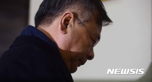 【서울=뉴시스】전신 기자 = 최순실 국정농단 사건을 수사 중인 박영수 특별검사가 23일 서울 강남구 특검 사무실로 출근하고 있다. 2017.01.23 photo1006@newsis.com