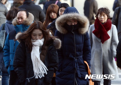 【서울=뉴시스】신태현 기자 = 서울 아침 기온이 영하 12도를 기록하는 등 올 겨울들어 가장 추운 날씨를 보인 23일 오전 서울 강남구의 한 거리에서 시민들이 두꺼운 옷을 입은 채 발걸음을 옮기고 있다. 2017.01.23.  holjjak@newsis.com