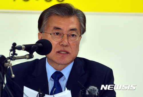 【광주=뉴시스】류형근 기자 = 더불어민주당 문재인 전 대표가 23일 오전 광주 서구 염주동 염주체육관 국민생활관에서 열린 광주·전남언론포럼 초청토론회 참석해 기조발언을 하고 있다. 2017.01.23. hgryu77@newsis.com