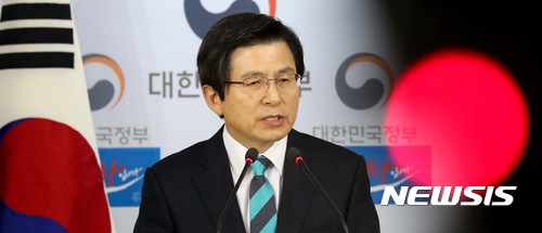 【서울=뉴시스】청와대사진기자단 = 황교안 대통령 권한대행 국무총리가 23일 오전 서울청사에서 열린 신년 기자회견에서 취재진의 질문에 답변하고 있다. 2017.01.23.  photo@newsis.com 