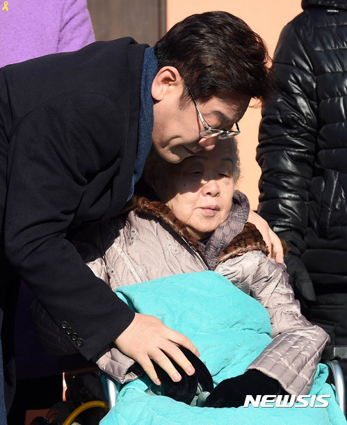 【성남=뉴시스】이정선 기자 = 이재명 성남시장이 23일 오전 경기 성남 오리엔트바이오 공장 앞마당에서 대통령선거 출마 선언에 앞서 어머니와 포옹하고 있다. 2017.01.23. ppljs@newsis.com