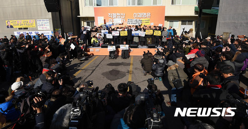 【성남=뉴시스】이정선 기자 = 이재명 성남시장이 23일 오전 경기 성남 오리엔트바이오 공장 앞마당에서 대통령선거 출마 선언을 마친 뒤 각계각층 인사들과 기념촬영하고 있다. 2017.01.23. ppljs@newsis.com