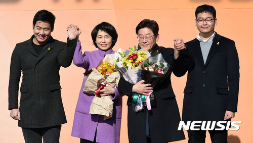 【성남=뉴시스】이정선 기자 = 이재명 성남시장이 23일 오전 경기 성남 오리엔트바이오 공장 앞마당에서 대통령선거 출마 선언을 마친 뒤 가족들과 기념촬영하고 있다. 2017.01.23. ppljs@newsis.com