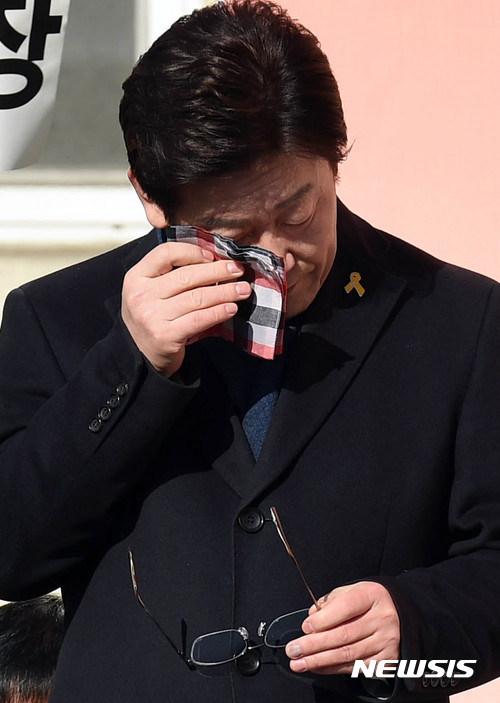 【성남=뉴시스】이정선 기자 = 이재명 성남시장이 23일 오전 경기 성남 오리엔트바이오 공장 앞마당에서 대통령선거 출마 선언을 마친 뒤 눈물을 닦고 있다. 2017.01.23. ppljs@newsis.com