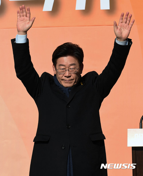 【성남=뉴시스】이정선 기자 = 이재명 성남시장이 23일 오전 경기 성남 오리엔트바이오 공장 앞마당에서 대통령선거 출마 선언을 마친 뒤 지지자를 향해 인사하고 있다. 2017.01.23. ppljs@newsis.com