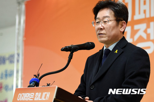 【성남=뉴시스】이정선 기자 = 이재명 성남시장이 23일 오전 경기 성남 오리엔트바이오 공장에서 대통령선거 출마 선언을 마친 뒤 기자들의 질문에 답하고 있다. 2017.01.23. ppljs@newsis.com