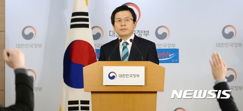 【서울=뉴시스】청와대사진기자단 = 황교안 대통령 권한대행 국무총리가 23일 오전 정부서울청사에서 열린 신년 기자회견도중 기자들의 질문을 받고 있다. 2017.01.23.  photo@newsis.com 