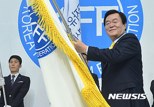 【서울=뉴시스】김준모 김현섭 이혜원 기자 = 2016년 4월28일 서울 중구 한국자유총연맹에서 열린 제16대 김경재 총재 취임식에서 김 신임 총재가 연맹기를 흔들고 있다. 2016.04.28. jkim@newsis.com afero@newsis.com hey1@newsis.com