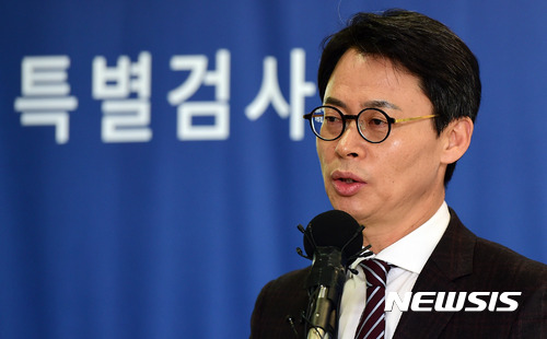 【서울=뉴시스】전신 기자 = 이규철 특검보가 23일 오후 서울 대치동 특검 사무실에서 수사 상황에 대해 발표하고 있다. 2017.01.23  photo@newsis.com 