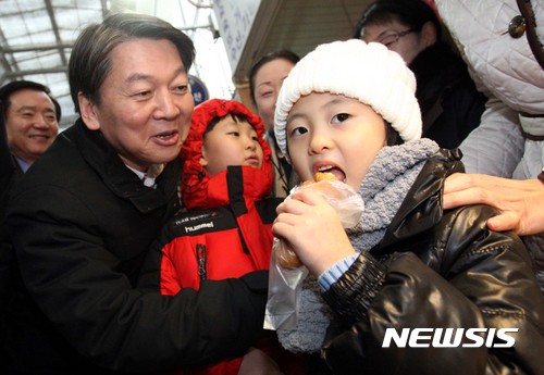 【목포=뉴시스】신대희 기자 = 국민의당 안철수 전 상임공동대표가 23일 오후 전남 목포시 용당동 목포동부시장에서 상인과 시민들을 만나고 있다. 2017.01.23.  sdhdream@newsis.com