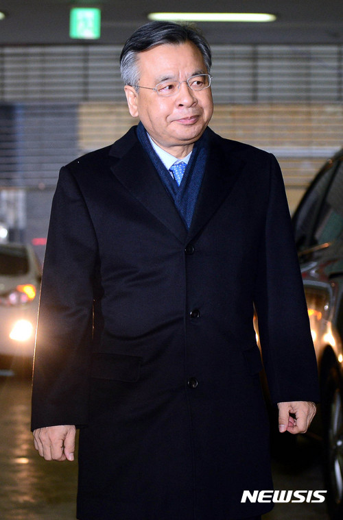 【서울=뉴시스】조성봉 기자 = 최순실 국정농단 사건을 수사 중인 박영수 특별검사가 24일 오전 서울 강남구 특검 사무실로 출근하고 있다.2017.01.24. suncho21@newsis.com