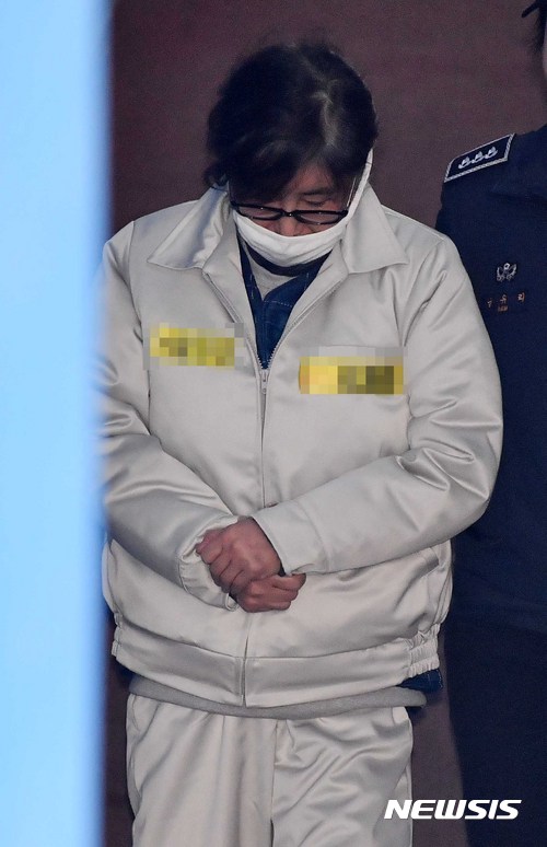 【서울=뉴시스】고범준 기자 = '국정농단 사건' 비선실세 최순실 씨가 재판을 받기 위해 24일 오전 서울 서초구 서울중앙지법에 도착, 호송차량에서 내려 법정으로 들어가고 있다. 2017.01.24.  bjko@newsis.com