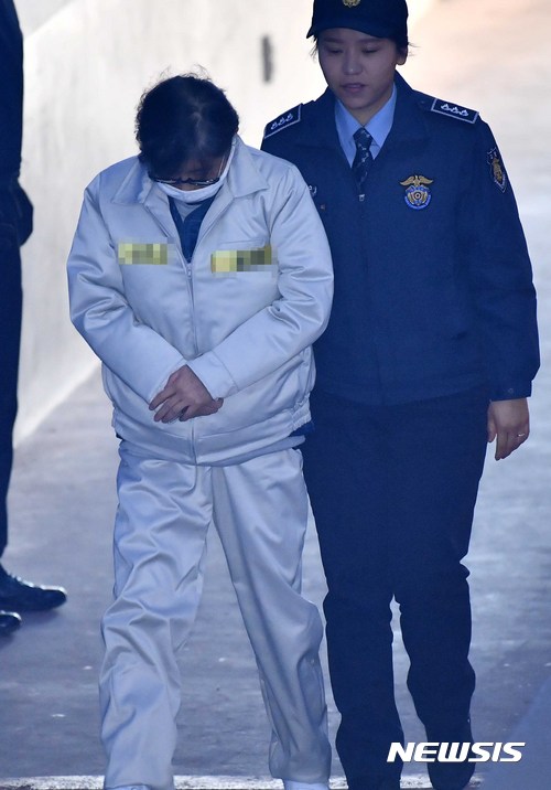 【서울=뉴시스】고범준 기자 = '국정농단 사건' 비선실세 최순실 씨가 재판을 받기 위해 24일 오전 서울 서초구 서울중앙지법에 도착, 호송차량에서 내려 법정으로 들어가고 있다. 2017.01.24.  bjko@newsis.com