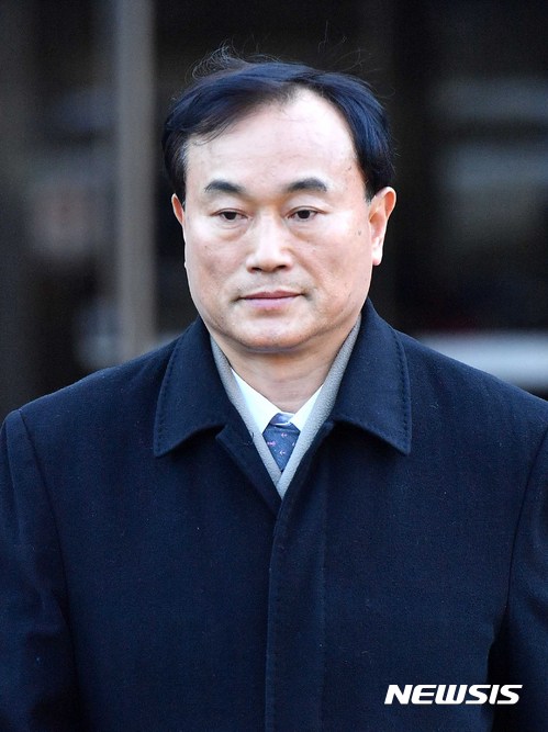 【서울=뉴시스】고범준 기자 = 비선실세 최순실씨와 안종범 전 청와대 정책조정수석의 재판 증인으로 나온 정동춘 K스포츠재단 이사장이 24일 오후 서울 서초구 서울중앙지법에서 오전 재판 참석을 마치고 법원을 나서고 있다. 2017.01.24.  bjko@newsis.com