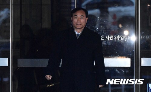 【서울=뉴시스】고범준 기자 = 비선실세 최순실씨와 안종범 전 청와대 정책조정수석의 재판 증인으로 나온 정동춘 K스포트츠단 이사장이 24일 오후 서울 서초구 서울중앙지법에서 오전 재판 참석을 마치고 법원을 나서고 있다. 2017.01.24.  bjko@newsis.com