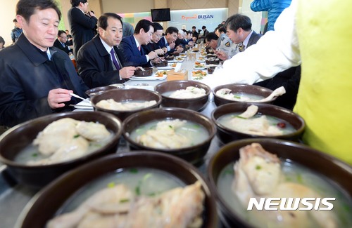 【부산=뉴시스】 하경민 기자= 24일 부산시청 구내식당에서 공무원과 시민 등이 삼계탕으로 식사를 하고 있다. 부산시는 닭·오리고기 소비 확산을 촉진해 AI 발생으로 어려움을 겪고 있는 축산 농가를 돕고자 1200명분의 삼계탕을 판매하는 홍보행사를 마련했다. 2017.01.24. yulnetphoto@newsis.com