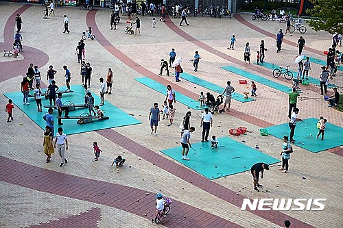 【울산=뉴시스】조현철 기자 = 울산시설공단(이사장 최병권)은 민족 최대 명절인 설을 맞아 설 연휴기간인 27일부터 30일까지 울산대공원과 시립문수궁도장에서 온 가족이 함께 즐길 수 있는 널뛰기·투호·고리던지기·비석치기·제기차기·팽이치기 등 전통민속놀이 체험마당을 운영한다. 사진은 지난해 추석명절 때 전통민속놀이 체험 모습. 2017.01.24. (사진=울산시설공단 제공)&nbsp; photo@newsis.com