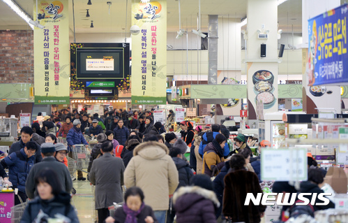 【서울=뉴시스】임태훈 기자 = 24일 오전 서울 서초구 농협하나로마트 양재점에서 시민들이 설을 앞두고 제수용품과 선물세트를 구입하기 위해 제품을 고르고 있다. 농협유통은 설을 앞두고 설 차례상에 올라가는 국산 나물과 과일, 한우 등 제수용품을 오는 27일까지 최대 60% 할인 판매한다. 2017.01.24. taehoonlim@newsis.com