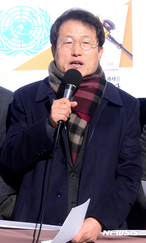 【서울=뉴시스】김선웅 기자 = 24일 오전 서울 종로구 광화문광장에서 '국정교과서 폐기를 위한 교육·시민사회·정치 비상대책회의'가 주최한 '역사교과서 국검정 혼용을 반대하는 국민의견 및 국회 결의안 수용 촉구 기자회견'에서 조희연 서울시교육감이 발언하고 있다. 2017.01.24.&nbsp; mangusta@newsis.com