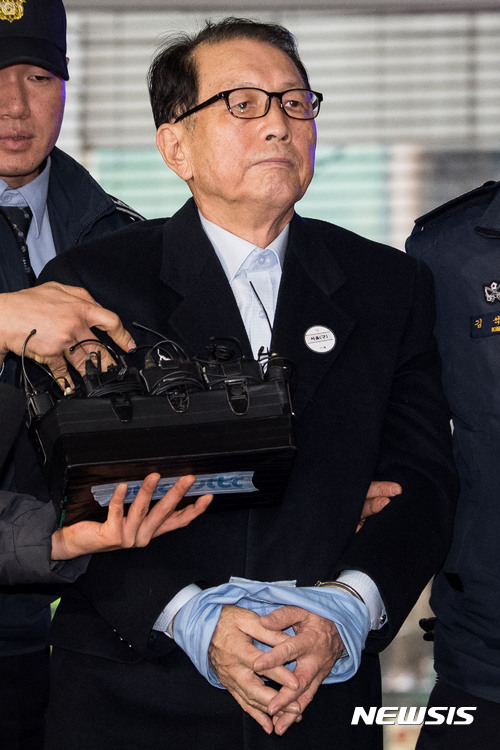 【서울=뉴시스】조성봉 기자 = '문화계 블랙리스트' 작성을 주도한 혐의로 구속된 김기춘 전 청와대 비서실장이 24일 오전 서울 강남구 대치동 '박근혜 정부의 최순실 등 민간인 국정농단 사건 수사 특별검사팀' 사무실로 소환되고 있다. 2017.01.24. photo@newsis.com