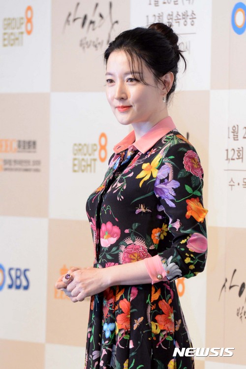 【서울=뉴시스】신태현 기자 = 배우 이영애가 24일 오후 서울 중구 롯데호텔에서 열린 SBS 드라마 ‘사임당, 빛의 일기’ 제작발표회에 참석해 포토타임을 갖고 있다.  ‘사임당, 빛의 일기’는 한국미술사를 전공한 시간강사 서지윤(이영애)이 이탈리아에서 우연히 발견한 사임당(이영애) 일기에 얽힌 비밀을 과거와 현재를 넘나들며 풀어내는 퓨전사극으로 일기 속에 숨겨진 천재화가 사임당의 삶과 ‘조선판 개츠비’ 이겸(송승헌)과의 인연을 작가의 상상력으로 아름답게 그려낸다. 2017.01.24.  holjjak@newsis.com