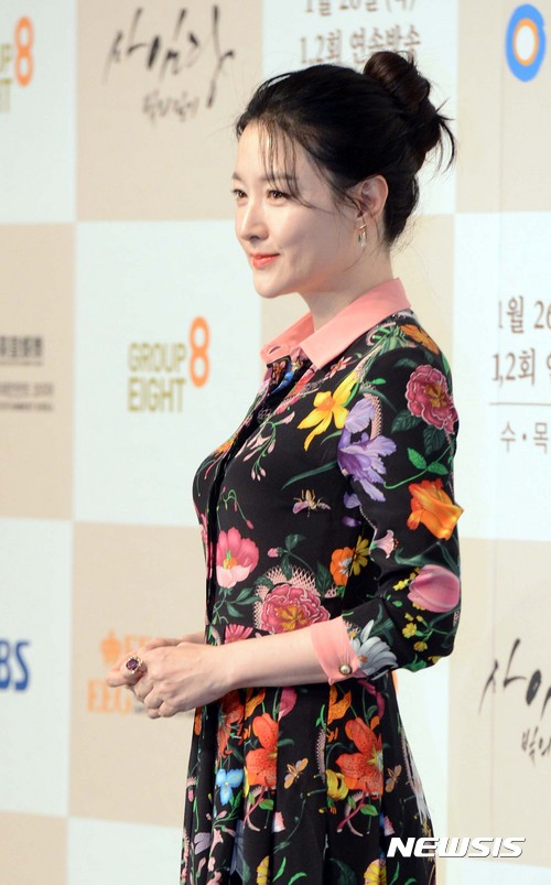 【서울=뉴시스】신태현 기자 = 배우 이영애가 24일 오후 서울 중구 롯데호텔에서 열린 SBS 드라마 ‘사임당, 빛의 일기’ 제작발표회에 참석해 포토타임을 갖고 있다.  ‘사임당, 빛의 일기’는 한국미술사를 전공한 시간강사 서지윤(이영애)이 이탈리아에서 우연히 발견한 사임당(이영애) 일기에 얽힌 비밀을 과거와 현재를 넘나들며 풀어내는 퓨전사극으로 일기 속에 숨겨진 천재화가 사임당의 삶과 ‘조선판 개츠비’ 이겸(송승헌)과의 인연을 작가의 상상력으로 아름답게 그려낸다. 2017.01.24.  holjjak@newsis.com