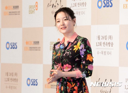 【서울=뉴시스】신태현 기자 = 배우 이영애가 24일 오후 서울 중구 롯데호텔에서 열린 SBS 드라마 ‘사임당, 빛의 일기’ 제작발표회에 참석해 포토타임을 갖고 있다.  ‘사임당, 빛의 일기’는 한국미술사를 전공한 시간강사 서지윤(이영애)이 이탈리아에서 우연히 발견한 사임당(이영애) 일기에 얽힌 비밀을 과거와 현재를 넘나들며 풀어내는 퓨전사극으로 일기 속에 숨겨진 천재화가 사임당의 삶과 ‘조선판 개츠비’ 이겸(송승헌)과의 인연을 작가의 상상력으로 아름답게 그려낸다. 2017.01.24.  holjjak@newsis.com