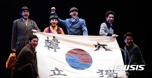 【서울=뉴시스】추상철 기자 = 뮤지컬 '영웅' 프레스콜이 열린 24일 오후 서울 종로구 세종문화회관 대극장에서 안중근 역의 이지훈을 비롯한 출연배우들이 열연을 펼치고 있다. '영웅'은 안중근 의사 의거를 담은 뮤지컬로 역사적 고증을 바탕으로 한 창작 뮤지컬이다. 2017.01.24. scchoo@newsis.com