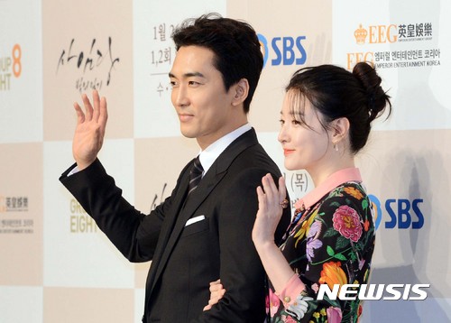 【서울=뉴시스】신태현 기자 = 배우 송승헌과 이영애가 24일 오후 서울 중구 롯데호텔에서 열린 SBS 드라마 ‘사임당, 빛의 일기’ 제작발표회에서 포토타임을 갖고 있다.  ‘사임당, 빛의 일기’는 한국미술사를 전공한 시간강사 서지윤(이영애)이 이탈리아에서 우연히 발견한 사임당(이영애) 일기에 얽힌 비밀을 과거와 현재를 넘나들며 풀어내는 퓨전사극으로 일기 속에 숨겨진 천재화가 사임당의 삶과 ‘조선판 개츠비’ 이겸(송승헌)과의 인연을 작가의 상상력으로 아름답게 그려낸다. 2017.01.24.  holjjak@newsis.com