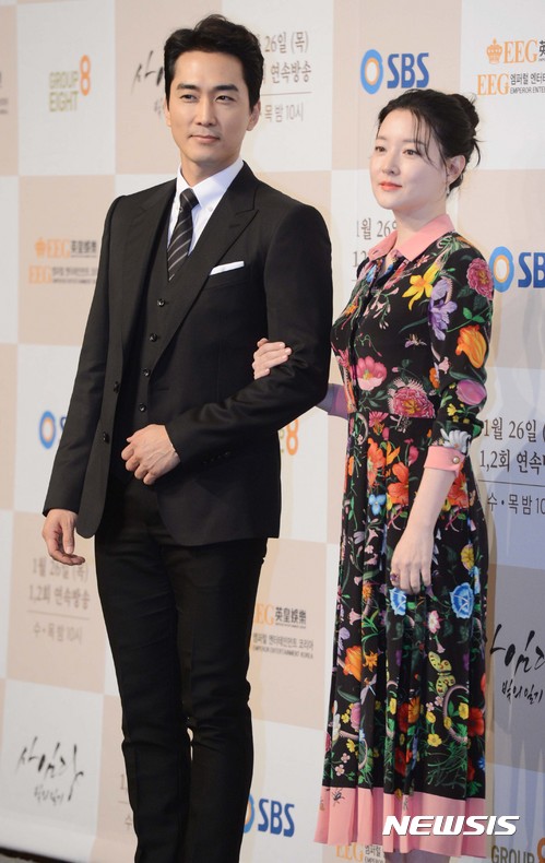 【서울=뉴시스】신태현 기자 = 배우 송승헌과 이영애가 24일 오후 서울 중구 롯데호텔에서 열린 SBS 드라마 ‘사임당, 빛의 일기’ 제작발표회에서 포토타임을 갖고 있다.  ‘사임당, 빛의 일기’는 한국미술사를 전공한 시간강사 서지윤(이영애)이 이탈리아에서 우연히 발견한 사임당(이영애) 일기에 얽힌 비밀을 과거와 현재를 넘나들며 풀어내는 퓨전사극으로 일기 속에 숨겨진 천재화가 사임당의 삶과 ‘조선판 개츠비’ 이겸(송승헌)과의 인연을 작가의 상상력으로 아름답게 그려낸다. 2017.01.24.  holjjak@newsis.com