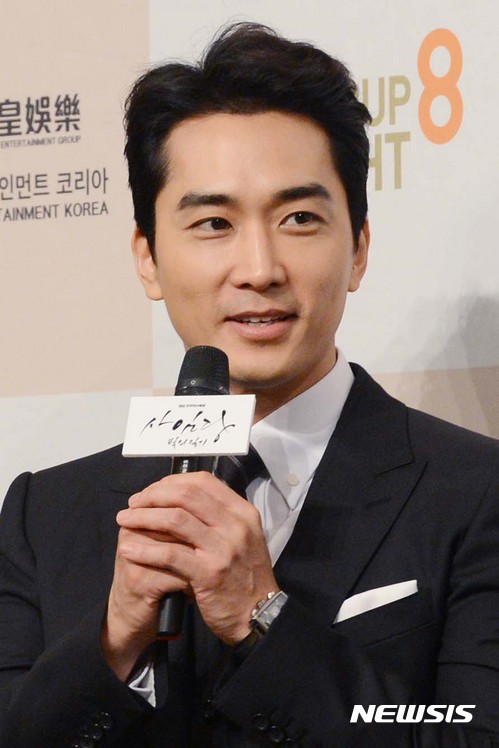 【서울=뉴시스】신태현 기자 = 배우 송승헌이 24일 오후 서울 중구 롯데호텔에서 열린 SBS 드라마 ‘사임당, 빛의 일기’ 제작발표회에서 소감을 밝히고 있다.  ‘사임당, 빛의 일기’는 한국미술사를 전공한 시간강사 서지윤(이영애)이 이탈리아에서 우연히 발견한 사임당(이영애) 일기에 얽힌 비밀을 과거와 현재를 넘나들며 풀어내는 퓨전사극으로 일기 속에 숨겨진 천재화가 사임당의 삶과 ‘조선판 개츠비’ 이겸(송승헌)과의 인연을 작가의 상상력으로 아름답게 그려낸다. 2017.01.24.  holjjak@newsis.com