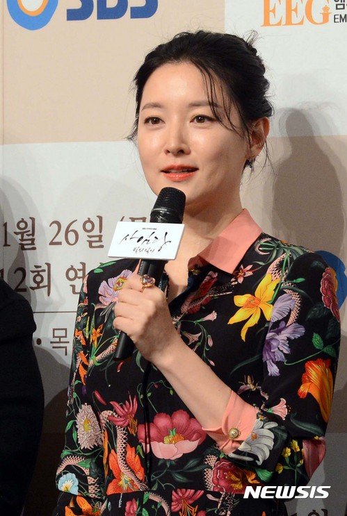 【서울=뉴시스】신태현 기자 = 배우 이영애가 24일 오후 서울 중구 롯데호텔에서 열린 SBS 드라마 ‘사임당, 빛의 일기’ 제작발표회에서 소감을 밝히고 있다.&nbsp; ‘사임당, 빛의 일기’는 한국미술사를 전공한 시간강사 서지윤(이영애)이 이탈리아에서 우연히 발견한 사임당(이영애) 일기에 얽힌 비밀을 과거와 현재를 넘나들며 풀어내는 퓨전사극으로 일기 속에 숨겨진 천재화가 사임당의 삶과 ‘조선판 개츠비’ 이겸(송승헌)과의 인연을 작가의 상상력으로 아름답게 그려낸다. 2017.01.24.&nbsp; holjjak@newsis.com 