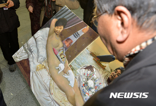 【서울=뉴시스】배훈식 기자 = 2017년 1월24일 오후 서울 여의도 국회 의원회관 1층 로비에서 열린 ‘곧, 바이! 展’에 전시된 이구영 작가의 '더러운 잠'을 박근혜 대통령 지지자가 강제로 철거하고 있다. 2017.01.24. dahora83@newsis.com