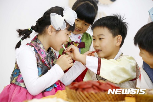 밥 빨리먹고 TV 2시간이상 본 영유아 비만 확률 높다…비만률 일반아보다 4.9배↑&nbsp; 