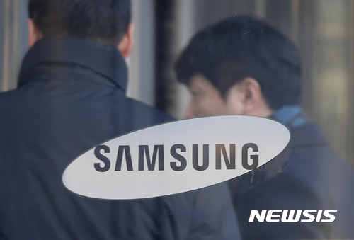 【서울=뉴시스】최동준 기자 = 삼성전자는 지난해 연결 기준 영업이익이 29조2407억원으로 전년 대비 10.7% 증가한 것으로 잠정 집계됐다고 24일 공시했다. 같은 기간 매출액은 201조8667억원으로 0.6% 늘었고 당기순이익은 22조7261억원으로 19.2% 증가했다. 사진은 이날 서울 서초구 삼성전자 모습. 2017.01.24.&nbsp; photocdj@newsis.com