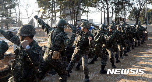 【논산=뉴시스】충남 논산 육군훈련소 수류탄 교장에서 훈련병들이 수류탄 투척 훈련을 하고 있다. 2017.01.24. (사진=뉴시스DB)