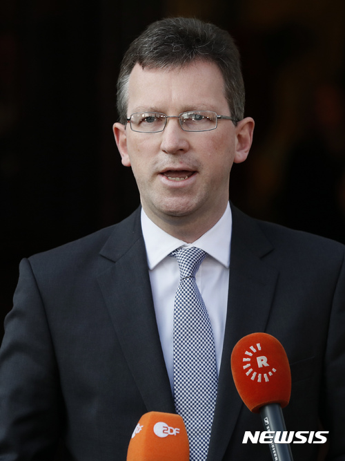 【런던=AP/뉴시스】24일 영국 대법원이 브렉시트 협상 개시 전의 의회 승인 필요 판결을 내린 직후 제러미 라이트 검찰총장이 대법원 앞에서 "실망스럽지만 판결 따를 것"이라고 말하고 있다. 검찰총장이 정부 측 변호인으로 대법원에서 고등법원 판결에 대한 항소 논리를 개진했었다. 2017. 1. 24.