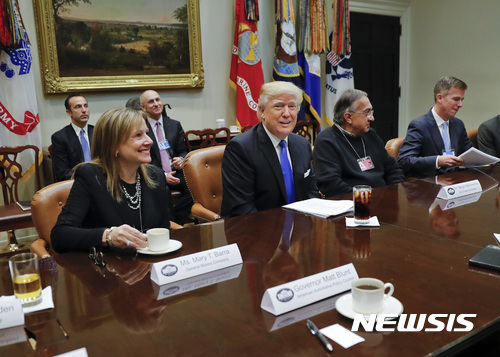 【워싱턴=AP/뉴시스】도널드 트럼프 미국 대통령이 24일(현지시간) 워싱턴 백악관 루스벨트 룸에서 자동차 3사 최고경영자와 회동하고 있다. 왼쪽부터 제네럴 모터스의 메리 배라, 트럼프, 피아트 크라이슬러의 세르지오 마르치오네 최고경영자와 셰인 카 피아트 크라이슬러 국내담당 책임자. 2017.01.25&nbsp;&nbsp; 