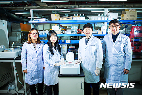 【울산=뉴시스】구미현 기자 = UNIST(울산과학기술원)는 생명과학부의 조윤경 교수(IBS 첨단연성물질연구단 그룹리더)가 이끄는 공동 연구진이 암 조직에서 떨어져 나와 혈관 내를 순환하는 종양세포(CTC)를 선택적으로 분리할 수 있는 기술을 개발했다고 25일 밝혔다. 조윤경 교수팀의 모습. 2017.01.25. (사진= UNIST 제공)&nbsp;&nbsp; photo@newsis.com