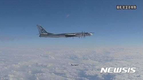【서울=뉴시스】24일 오후 일본 열도 주변을 일주 하듯 비행한 러시아군의 TU-95 폭격기의 모습. (사진출처: NHK) 2017.01.25. 