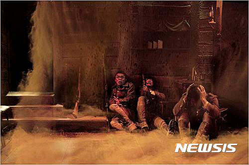 【서울=뉴시스】연극 '벙커 트릴로지'. 2017.01.25 (사진=아이엠컬처 제공) photo@newsis.com