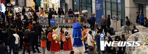 【인천공항=뉴시스】홍찬선 기자 = 25일 오전 인천공항에서 중국 춘절 연휴(1.27∼2.2)를 이용해 한국을 찾은 중국 관광객들이 입국을 하고 있다. 2017.01.25.&nbsp; mania@newsis.com