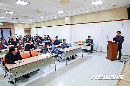 【장수=뉴시스】윤난슬 기자 = 24일 전북 장수군청 한누리전당에서 장수군 가야고분군 분포조사 학술용역 중간보고회가 열리고 있다. 이날 중간보고회는 한영희 장수군 부군수와 각실과 소장 및 읍면장과 장수가야세계유산 등재 추진위원회 전주대학교 송화섭위원장과 군산대학교 곽장근박물관장 등 100여 명이 참석한 가운데 진행됐다. 2017.01.25.(사진=장수군청 제공)   photo@newsis.com