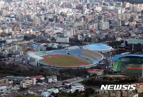 【제주=뉴시스】우장호 기자 = 설 연휴를 이틀 앞둔 25일 오전 제주지방경찰청 항공대 헬기(BELL-212 기장 황우영, 김두수 경위)를 타고 상공에서 바라본 제주종합경기장과 제주시 구도심 모습. 2017.01.25. woo1223@newsis.com