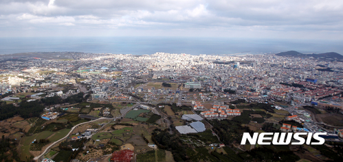 【제주=뉴시스】우장호 기자 = 설 연휴를 이틀 앞둔 25일 오전 제주지방경찰청 항공대 헬기(BELL-212 기장 황우영, 김두수 경위)를 타고 상공에서 바라본 제주시 구도심 모습. 2017.01.25.&nbsp; woo1223@newsis.com