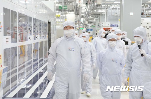 【서울=뉴시스】주형환 산업통상자원부 장관이 25일 경기도 이천 SK하이닉스 이천공장을 방문해 공장을 둘러보고 있다. 2017.01.25. (사진=산업통상자원부 제공)&nbsp; photo@newsis.com