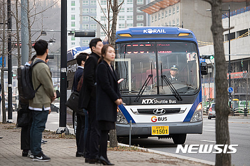 【서울=뉴시스】서울 사당역 4번 출구 앞 정류장에 정차한 사당~광명역 셔틀버스. (사진=코레일 제공) 