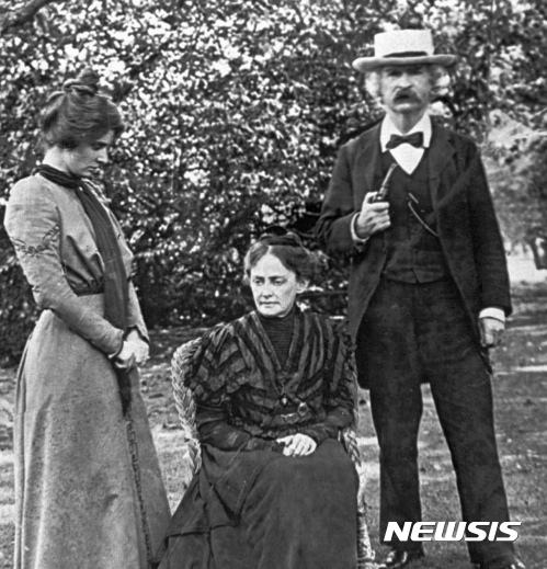【AP/뉴시스】 = 1900년 아내 올리비아(가운데)와 딸 클라라(왼쪽)과 함께 런던에서 촬영한 마크 트웨인의 사진. 그가 살았던 미 동부 코네티컷주의 하트포드 저택 트웨인하우스의 박물관이 수장품 1만6000점의 보호를 위해 곰팡이와의 전쟁을 벌이고 있다. 이 공사비를 위해 그가 딸들에게 해준 옛날이야기들에서 영감을 얻은